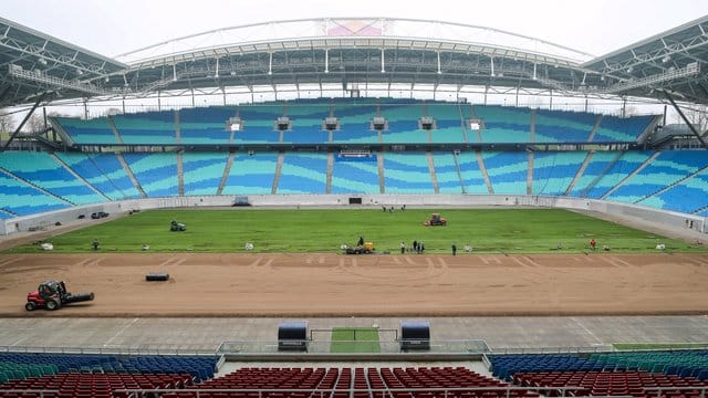 Der im Herbst 2018 in der Red Bull Arena verlegte Rasen ist nicht mehr zu retten und muss ausgetauscht werden. Der im Herbst 2018 in der Red Bull Arena verlegte Rasen ist nicht mehr zu retten und muss ausgetauscht werden.