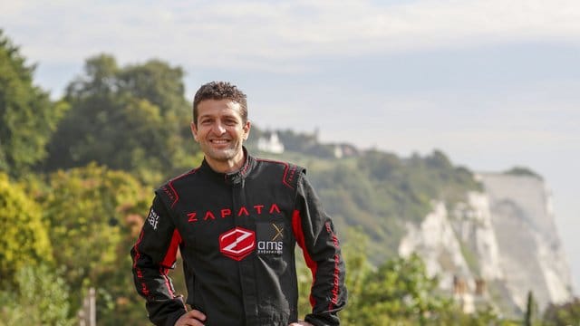 "Raketenmann" Franky Zapata nach der Landung mit seinem Flyboard.