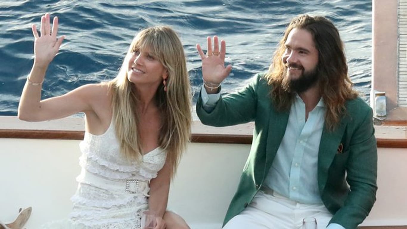 Heidi Klum und Tom Kaulitz sitzen in einem Boot.