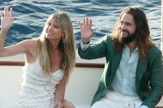 Heidi Klum und Tom Kaulitz sitzen in einem Boot.