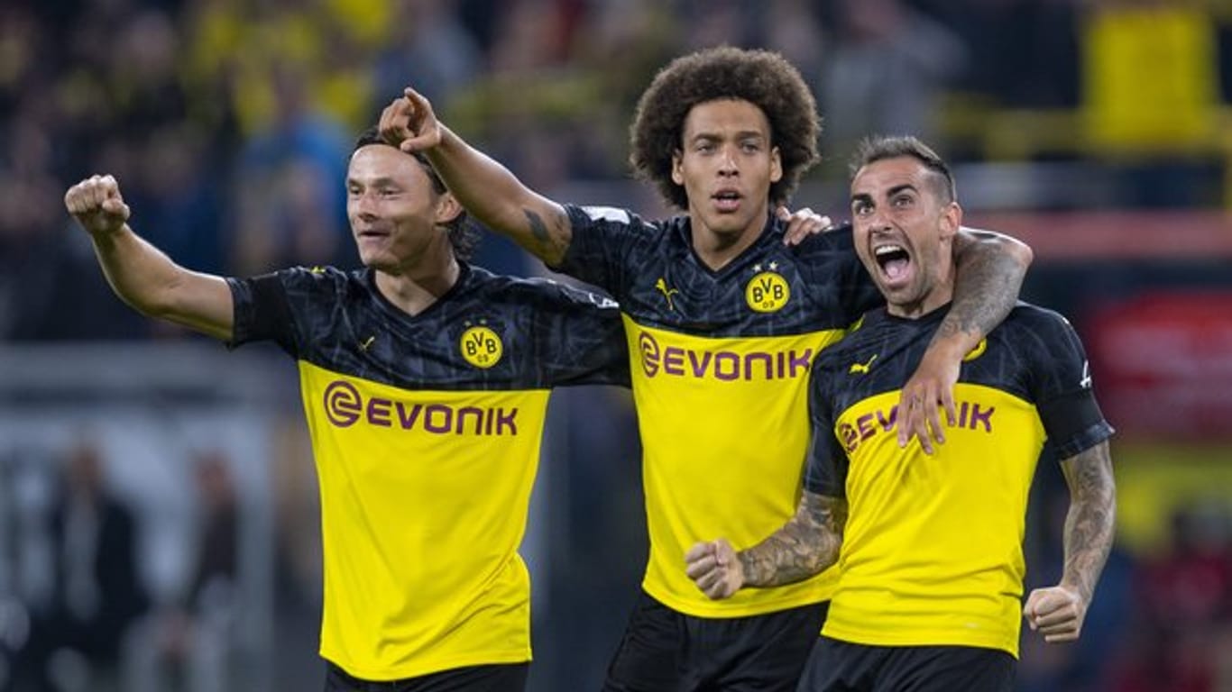 Dortmunds Paco Alcacer (r-l) bejubelt sein Tor zum 1:0 mit Axel Witsel und Nico Schulz.