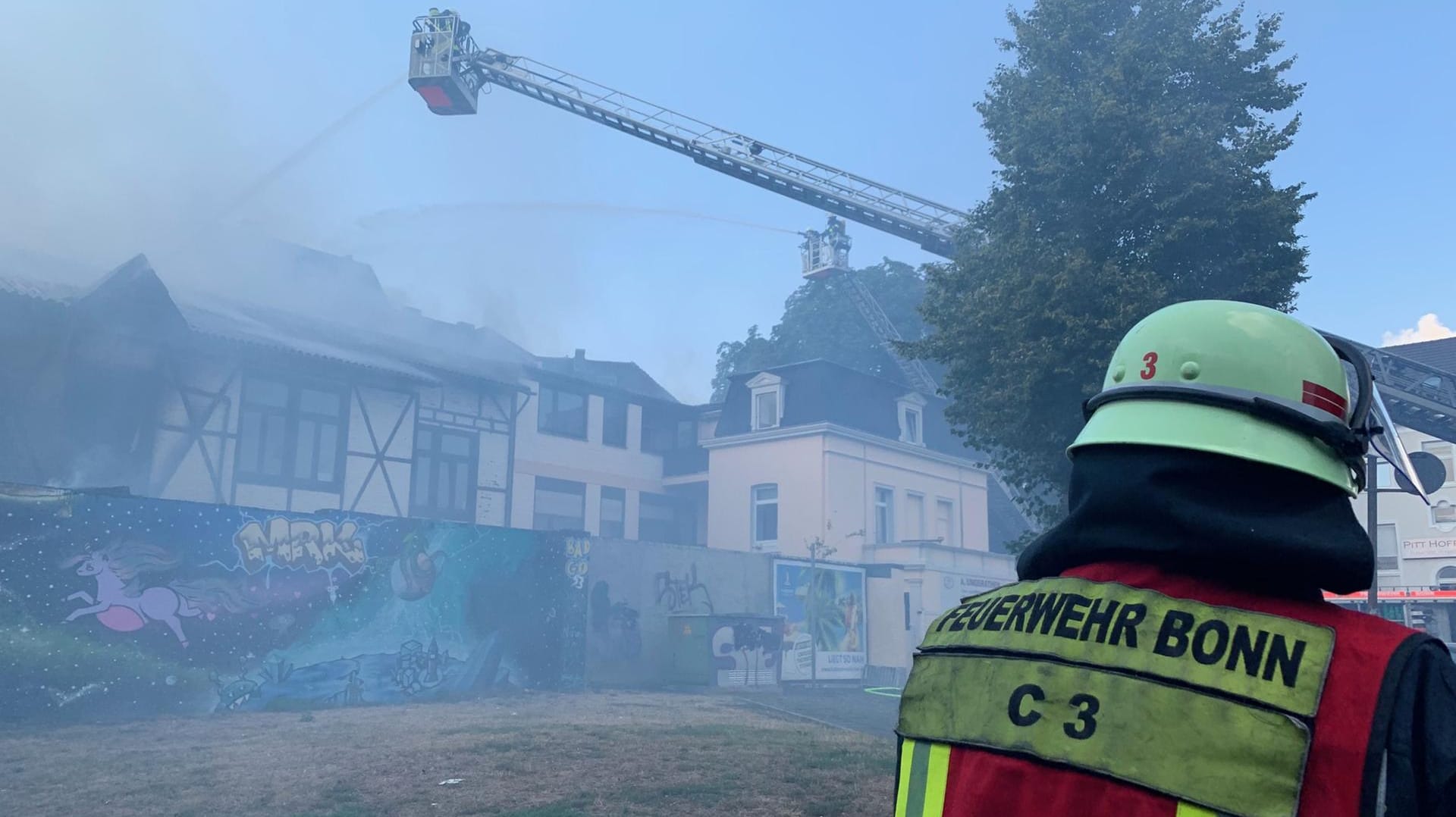 Großbrand in einer Schreinerei in Bad Godesberg: Ein Übergreifen des Feuers auf andere Häuser konnte die Feuerwehr verhindern.