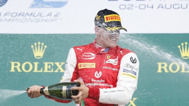 Champagnerdusche: Mick Schumacher feiert seinen Sieg in Budapest. Champagnerdusche: Mick Schumacher feiert seinen Sieg in Budapest.