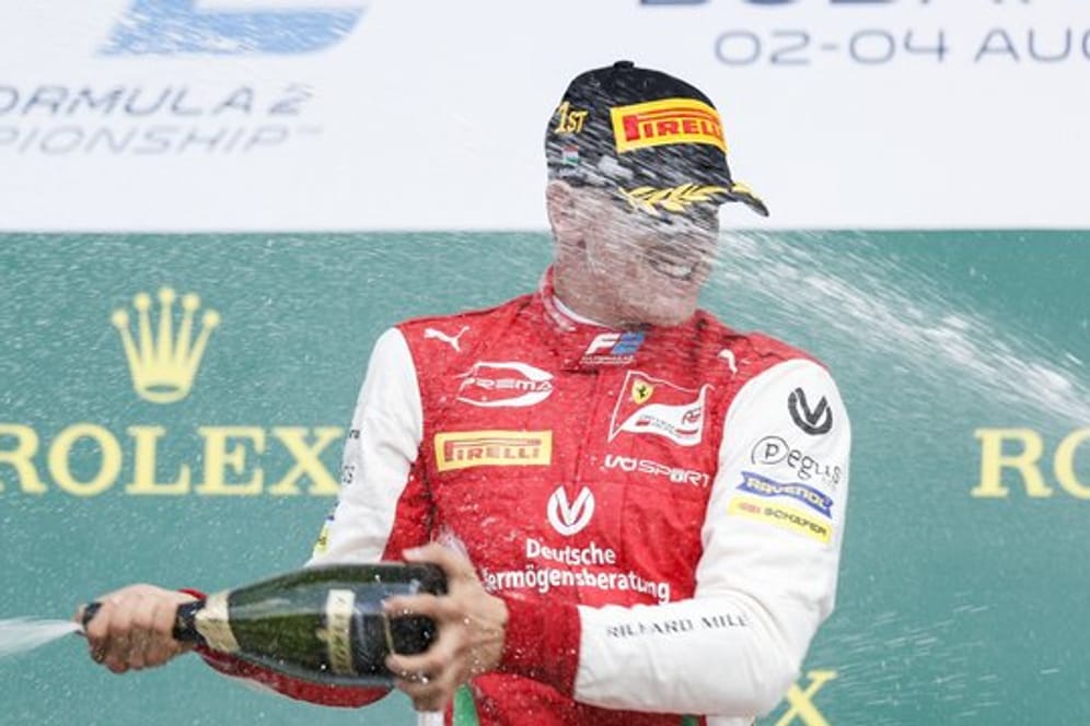 Champagnerdusche: Mick Schumacher feiert seinen Sieg in Budapest.