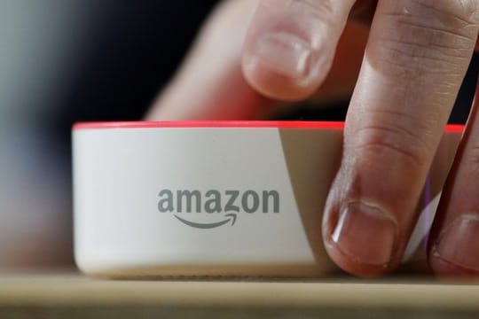 Lautsprecher Amazon Echo mit dem Alexa Voice Service.