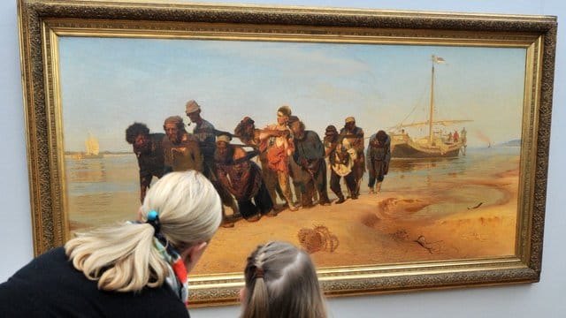 "Die Wolgatreidler" von Ilja Repin in der Ausstellung "Die Peredwischniki. "Die Wolgatreidler" von Ilja Repin in der Ausstellung "Die Peredwischniki.