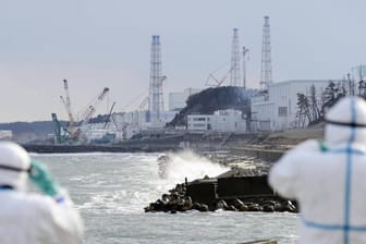 Mitarbeiter der Betreiberfirma Tepco vor der Atomrunie Fukushima Daiichi: Im März 2011 hat ein Tsunami das Atomkraftwerk zerstört. (Symbolfoto)