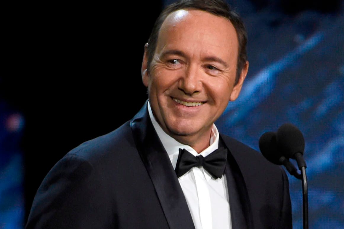 Kevin Spacey: Der Schauspieler ist nach Vorwürfen des sexuellen Missbrauchs komplett abgetaucht, nun hat er sich erstmals wieder in der Öffentlichkeit gezeigt.