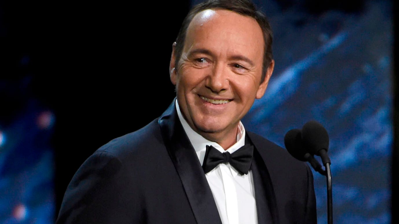 Kevin Spacey: Der Schauspieler ist nach Vorwürfen des sexuellen Missbrauchs komplett abgetaucht, nun hat er sich erstmals wieder in der Öffentlichkeit gezeigt.