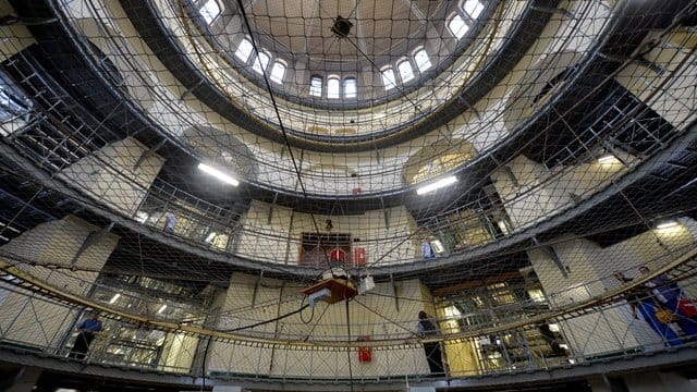 Blick in den Mittelbau der Justizvollzugsanstalt Moabit in Berlin.