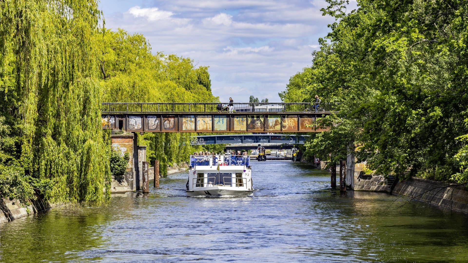 Landwehrkanal in Berlin (Archivbild): Ein mutmaßlicher Räuber fiel ins Wasser und musste von Beamten gerettet werden. Landwehrkanal in Berlin (Archivbild): Ein mutmaßlicher Räuber fiel ins Wasser und musste von Beamten gerettet werden.