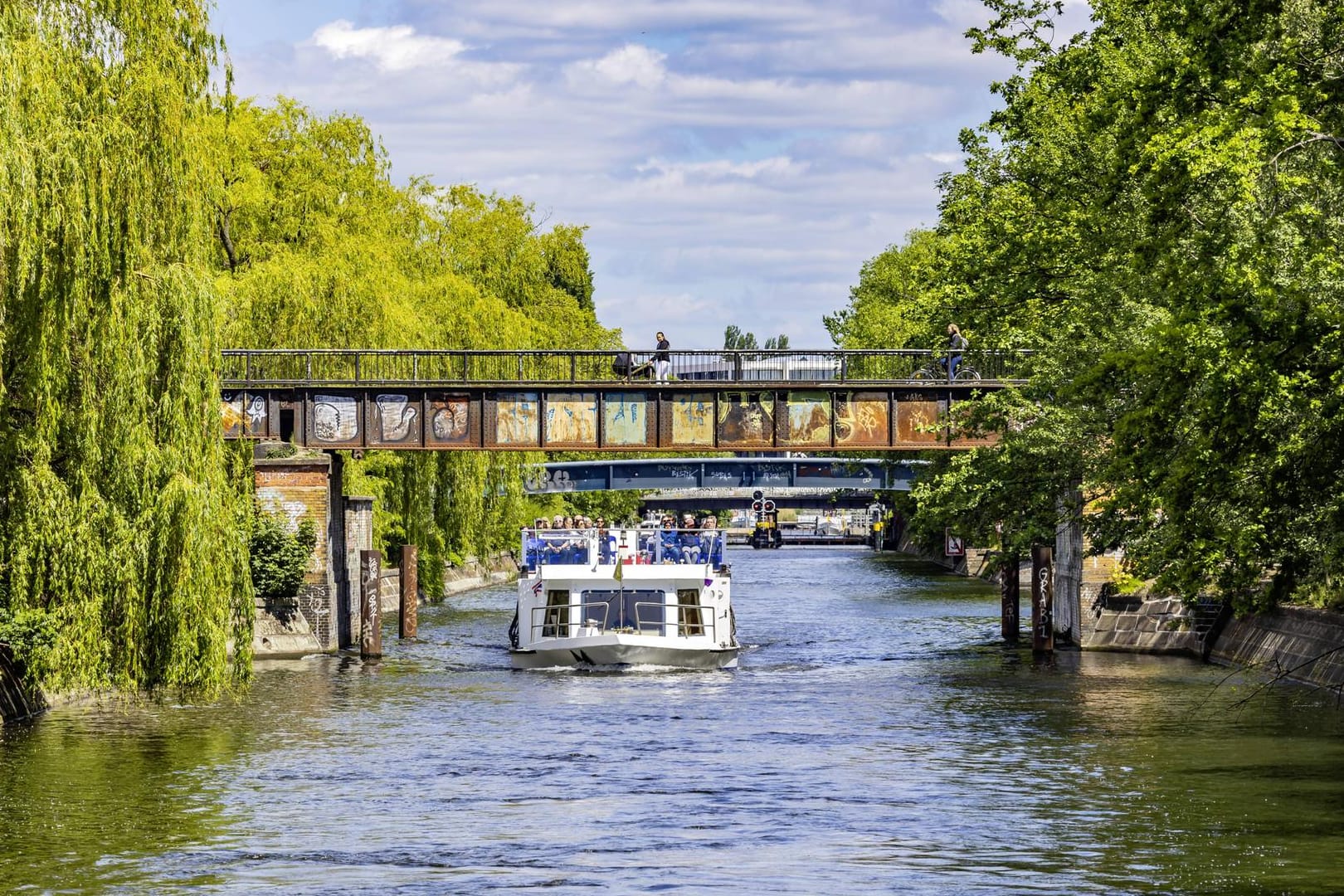 Landwehrkanal in Berlin (Archivbild): Ein mutmaßlicher Räuber fiel ins Wasser und musste von Beamten gerettet werden.