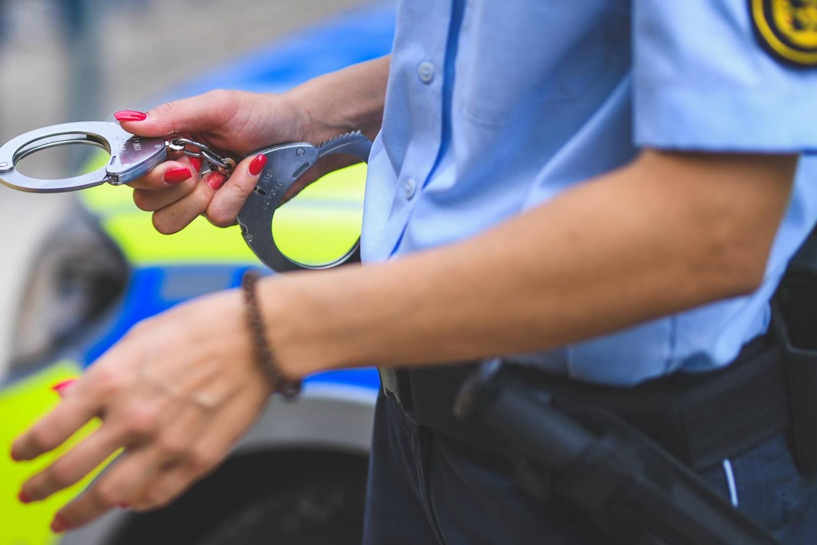 Eine Polizistin mit Handschellen: In Rottweil ist ein Mann auf seiner Flucht vor der Polizei ausgerastet. (Symbolbild)