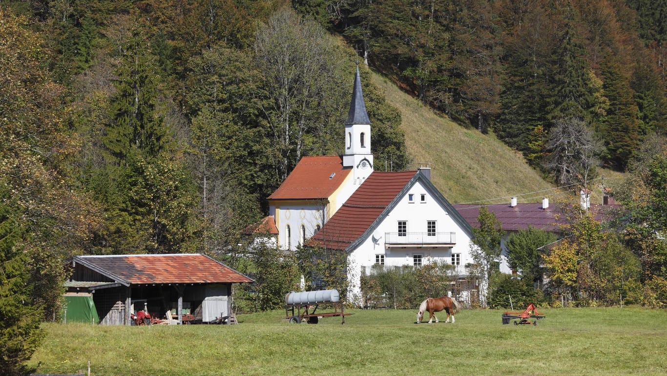 Glashütte am Achenpass in Kreuth (Archivbild): In Oberbayern hat die Polizei die Leiche einer jungen Frau entdeckt.