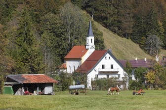 Glashütte am Achenpass in Kreuth (Archivbild): In Oberbayern hat die Polizei die Leiche einer jungen Frau entdeckt.
