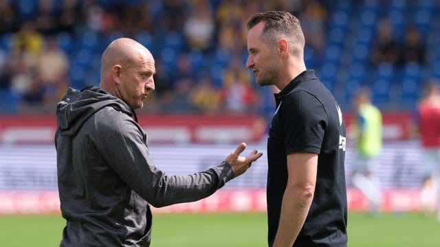 Duisburgs Trainer Torsten Lieberknecht (l) und Braunschweigs Christian Flüthmann unterhalten sich vor dem Spiel. Duisburgs Trainer Torsten Lieberknecht (l) und Braunschweigs Christian Flüthmann unterhalten sich vor dem Spiel.