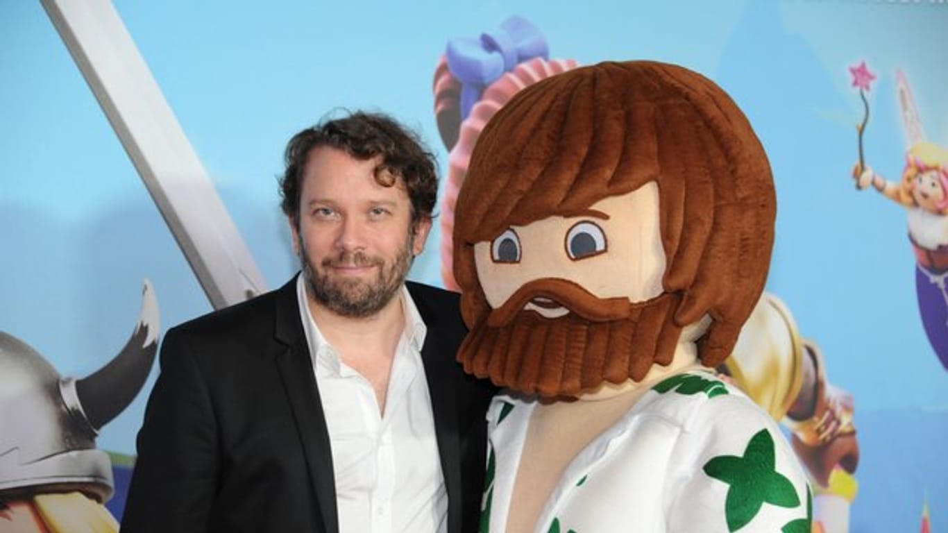 Christian Ulmen bei der Premiere von "Playmobil - der Film" mit der Playmobil Figur "Del" im Mathäser Kino.