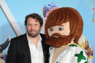 Christian Ulmen bei der Premiere von "Playmobil - der Film" mit der Playmobil Figur "Del" im Mathäser Kino.