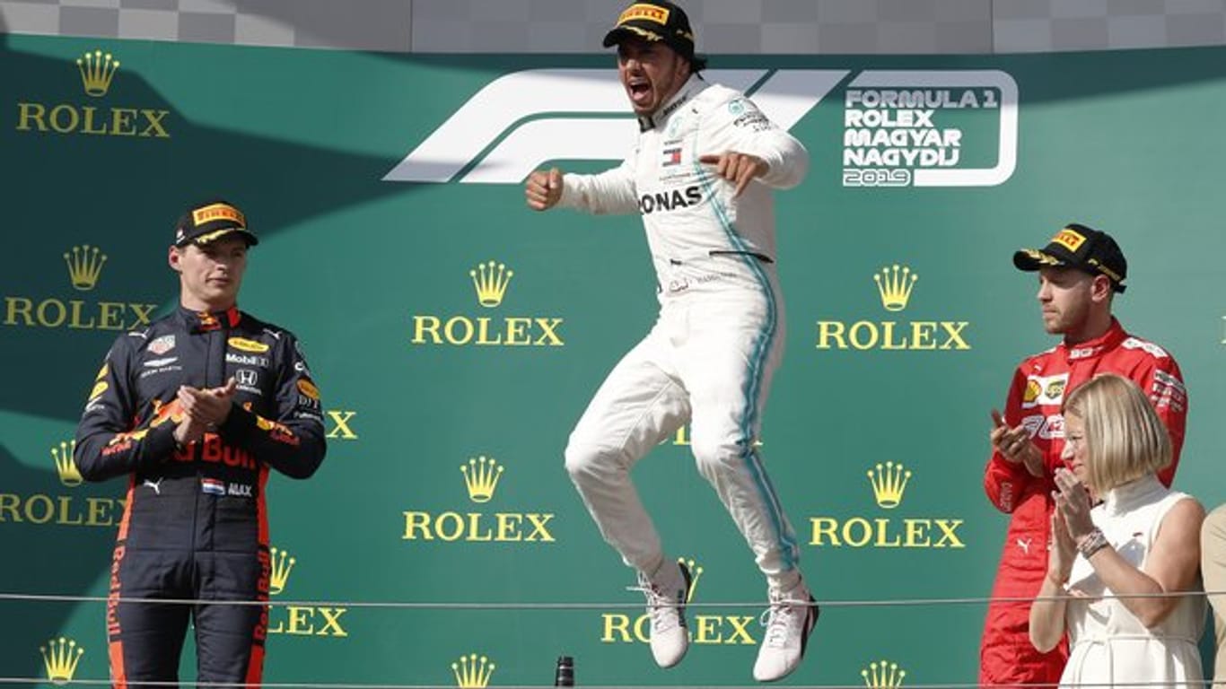 Lewis Hamilton (M) vom Team Mercedes hat sich beim Großen Preis von Ungarn seinen achten Saisonsieg gesichert.