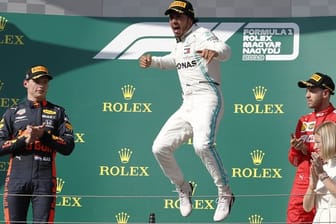 Lewis Hamilton (M) vom Team Mercedes hat sich beim Großen Preis von Ungarn seinen achten Saisonsieg gesichert.