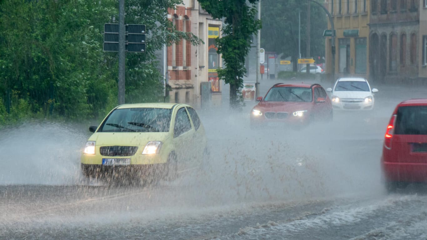 Überflutete Straße nach Starkregen: Autofahrer sollten bei plötzlichem Aquaplaning ruhig und besonnen reagieren.