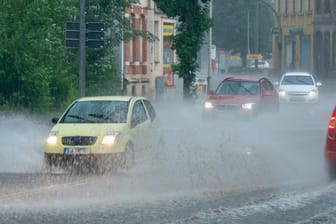 Überflutete Straße nach Starkregen: Autofahrer sollten bei plötzlichem Aquaplaning ruhig und besonnen reagieren.