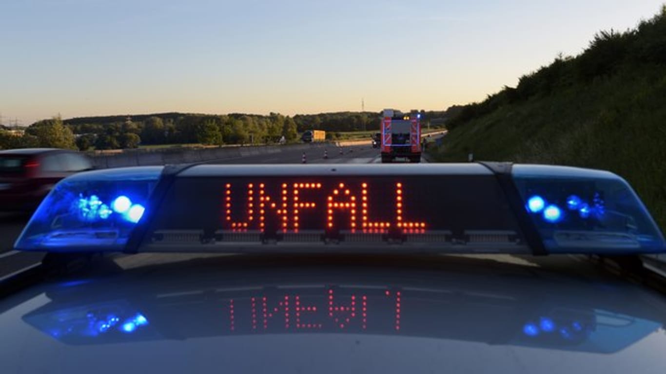 Polizeiwagen mit Blaulicht und Unfallwarnung: In Mittelfranken hat es einen tödlichen Verkehrsunfall gegeben.