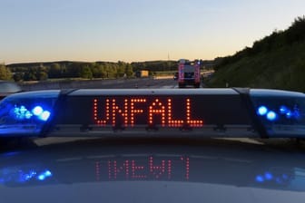 Polizeiwagen mit Blaulicht und Unfallwarnung: In Mittelfranken hat es einen tödlichen Verkehrsunfall gegeben.