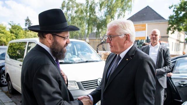 Steinmeier (r) beim Gespräch mit Yehuda Teichtal in Berlin.