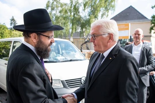 Steinmeier (r) beim Gespräch mit Yehuda Teichtal in Berlin.