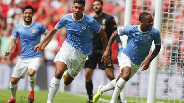 Manchesters Raheem Sterling (r) bejubelt sein Tor zum 1:0 mit seinen Mannschaftskollegen. Manchesters Raheem Sterling (r) bejubelt sein Tor zum 1:0 mit seinen Mannschaftskollegen.