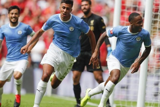 Manchesters Raheem Sterling (r) bejubelt sein Tor zum 1:0 mit seinen Mannschaftskollegen.
