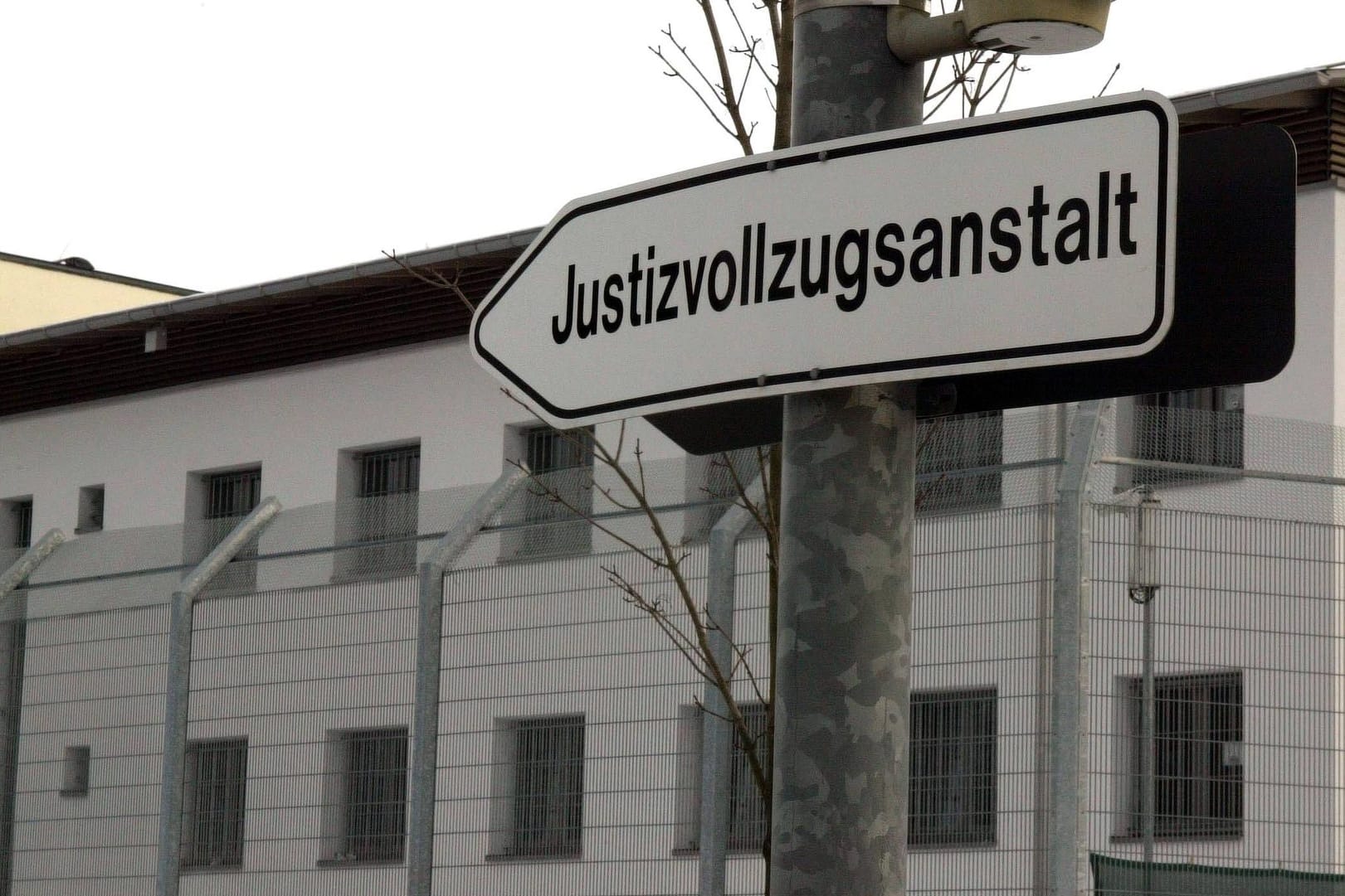 Blick auf die JVA in Memmingen (Archivbild): Zwei Häftlinge sind aus dem Gefängnis entflohen.
