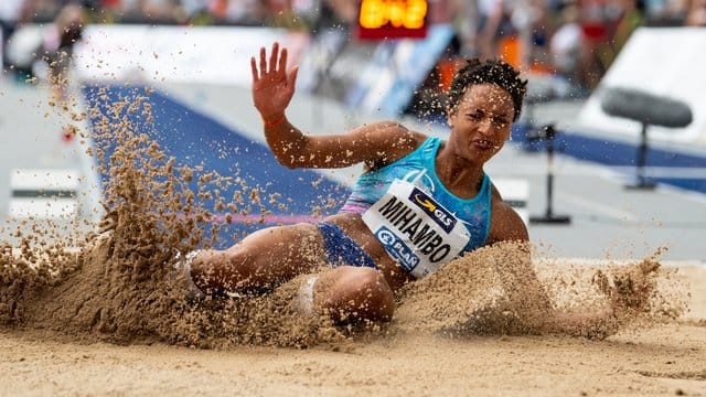 Europameisterin Malaika Mihambo hat in Berlin ihren dritten deutschen Meistertitel im Weitsprung gewonnen.