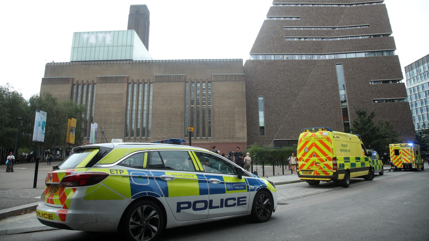 Gewalttat in London: Einsatzwagen stehen vor der Tate Modern-Gallerie.