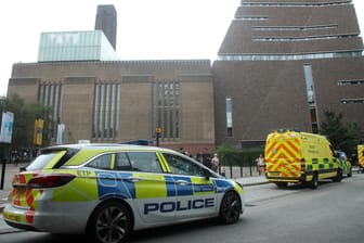 Gewalttat in London: Einsatzwagen stehen vor der Tate Modern-Gallerie.