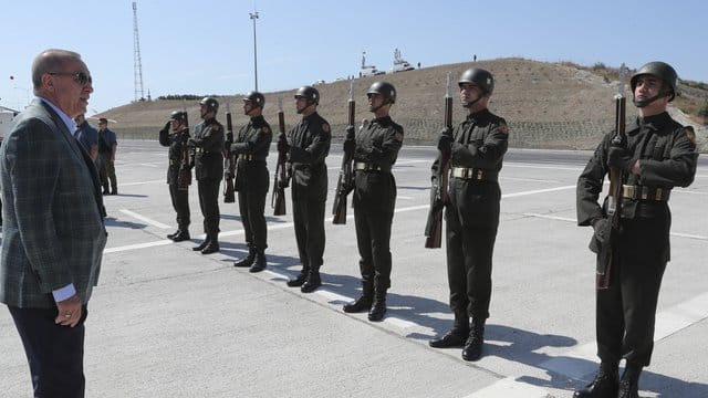 Recep Tyyip Erdogan (l) beim Besuch einer militärischen Ehrenwache in Bursa. Recep Tyyip Erdogan (l) beim Besuch einer militärischen Ehrenwache in Bursa.