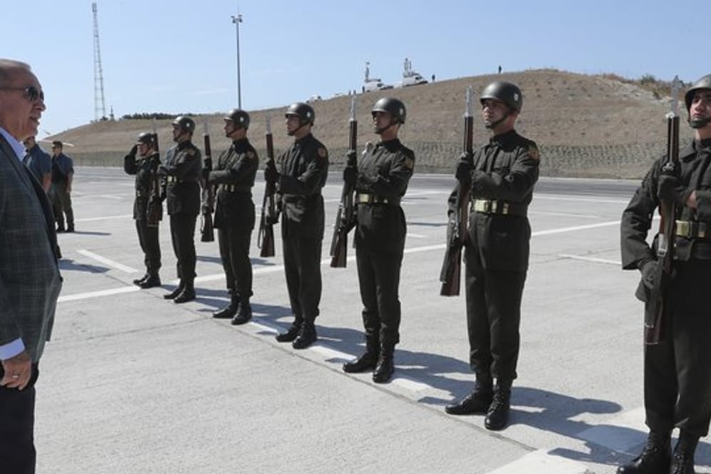 Recep Tyyip Erdogan (l) beim Besuch einer militärischen Ehrenwache in Bursa.