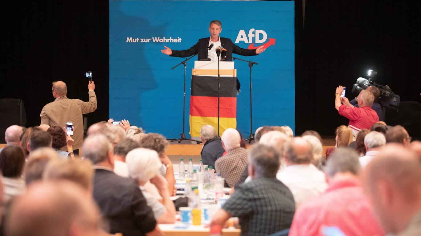 AfD-Wahlkampf in Lommatzsch bei Meißen: Thüringens Landeschef Höcke spricht vor Zuschauern.