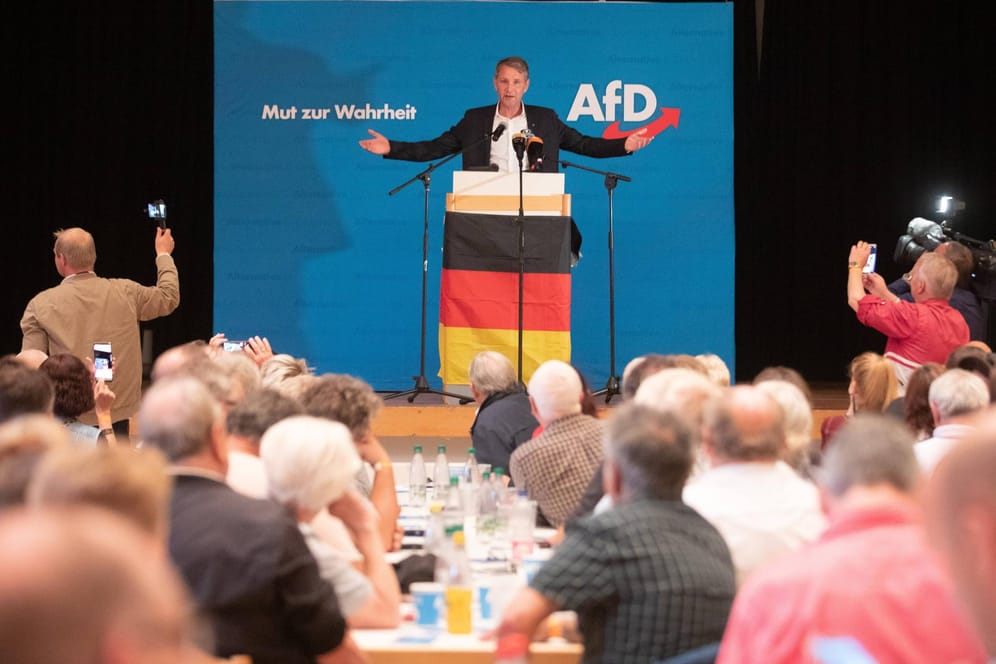 AfD-Wahlkampf in Lommatzsch bei Meißen: Thüringens Landeschef Höcke spricht vor Zuschauern.