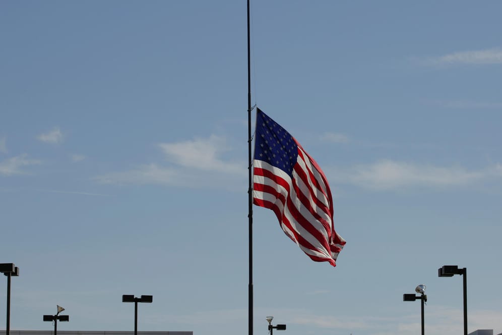 Die US-Flagge steht nahe des Tatorts in El Paso auf Halbmast: Bei einer Schießerei in Texas sind 20 Menschen ums Leben gekommen.