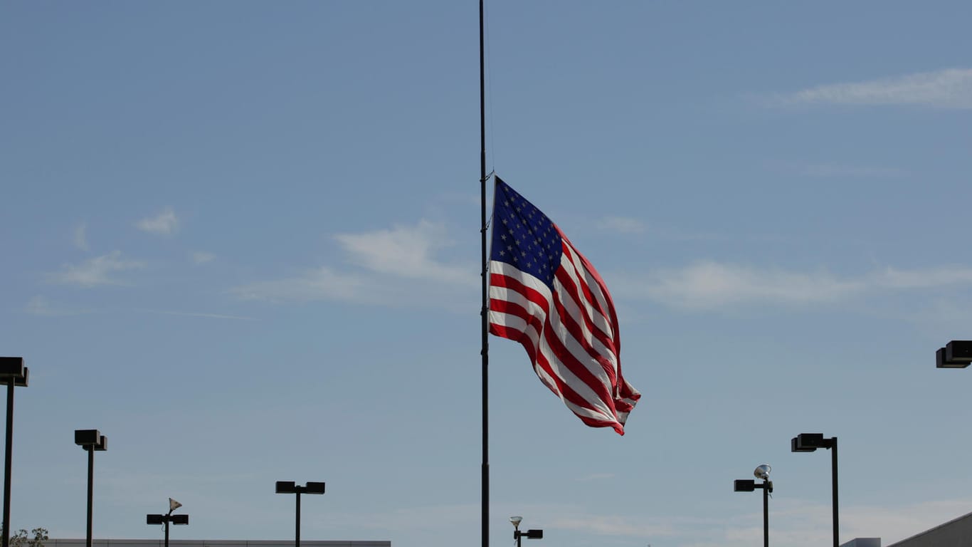 Die US-Flagge steht nahe des Tatorts in El Paso auf Halbmast: Bei einer Schießerei in Texas sind 20 Menschen ums Leben gekommen.