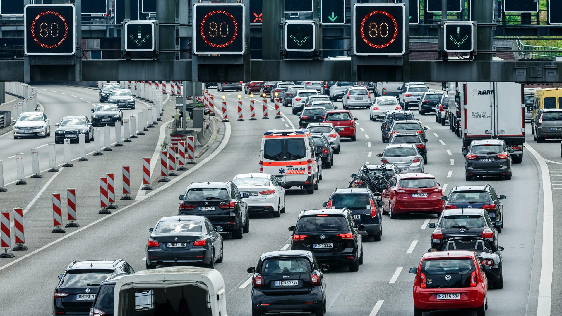 Der Ferien- und Wochenendverkehr Richtung Süden staut sich auf der Autobahn 7 vor dem Elbtunnel.