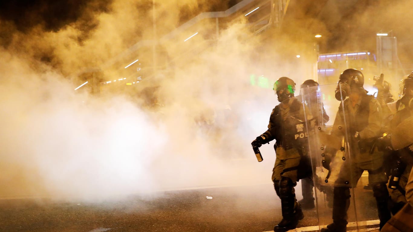 Polizisten feuern während einer der Demonstrationen Tränengas ab: Wiederholt kommt es in Hongkong zu schweren Zusammenstößen zwischen Demonstranten und der Polizei.