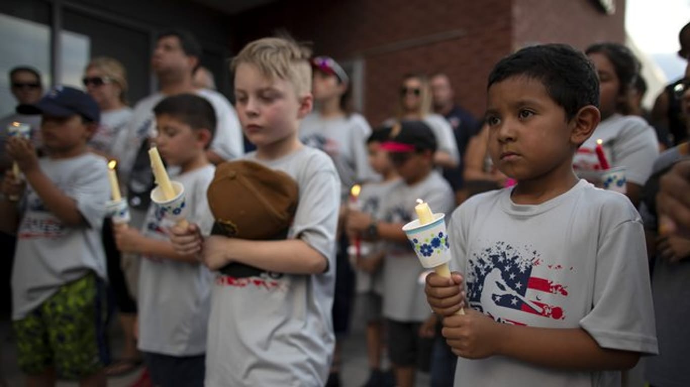 Kinder einer Jugendsportgemeinschaft nehmen an einer Mahnwache für die Opfer des Massakers in El Paso teil.