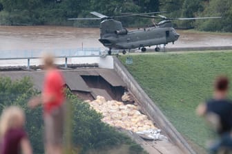 Der beschädigte Damm bei Whaley Bridge: Seit Tagen kämpfen Einsatzkräfte in Nordengland gegen den Bruch des Bauwerks – Dutzende Häuser wurden evakuiert.