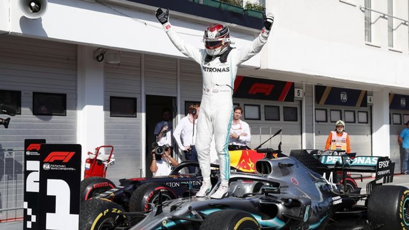 Obenauf: Mercedes-Pilot Lewis Hamilton feiert seinen Sieg in Budapest.