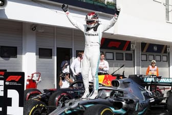 Obenauf: Mercedes-Pilot Lewis Hamilton feiert seinen Sieg in Budapest.