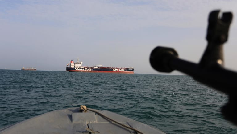 Ein britischer Tanker von einem Boot der Iranischen Revolutionsgarde aus gesehen: Bisher ist im Persischen Golf keine Entspannung in Sicht. Die USA wollen ein Militärbündnis zum Schutz der Schiffe, der deutsche Transatlantik-Koordinator will, dass Deutschland Verantwortung übernimmt.
