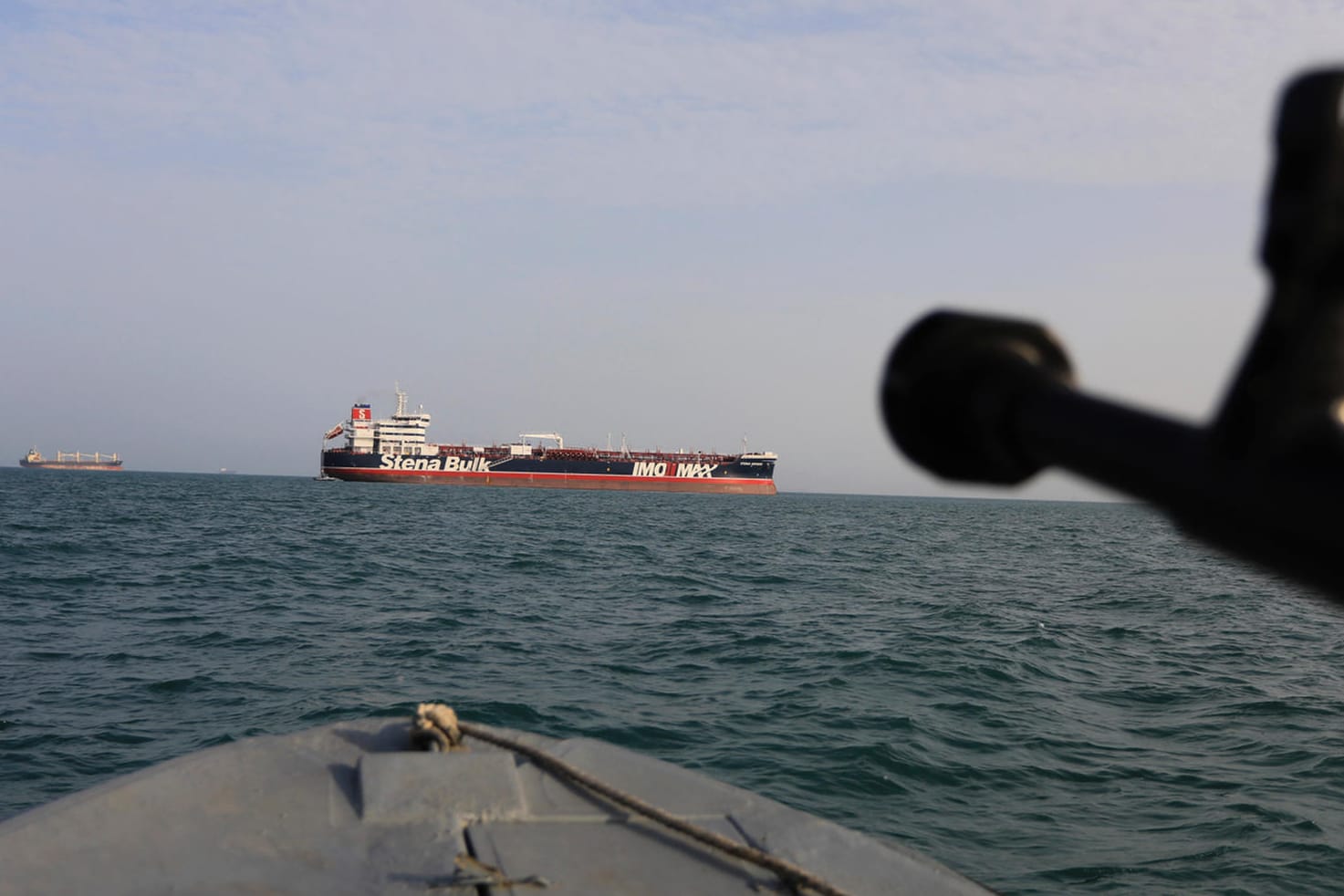 Ein britischer Tanker von einem Boot der Iranischen Revolutionsgarde aus gesehen: Bisher ist im Persischen Golf keine Entspannung in Sicht. Die USA wollen ein Militärbündnis zum Schutz der Schiffe, der deutsche Transatlantik-Koordinator will, dass Deutschland Verantwortung übernimmt.